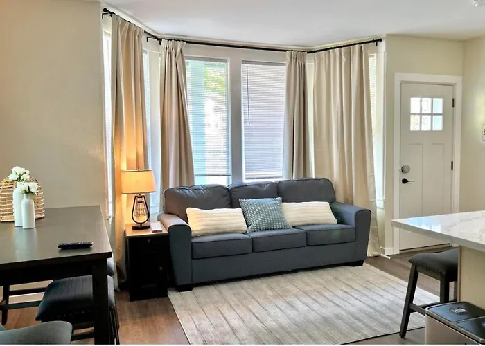 Dt Stylish & Newly Renovated Home 2Bdrm Kq Beds Sea Tac 6 Miles